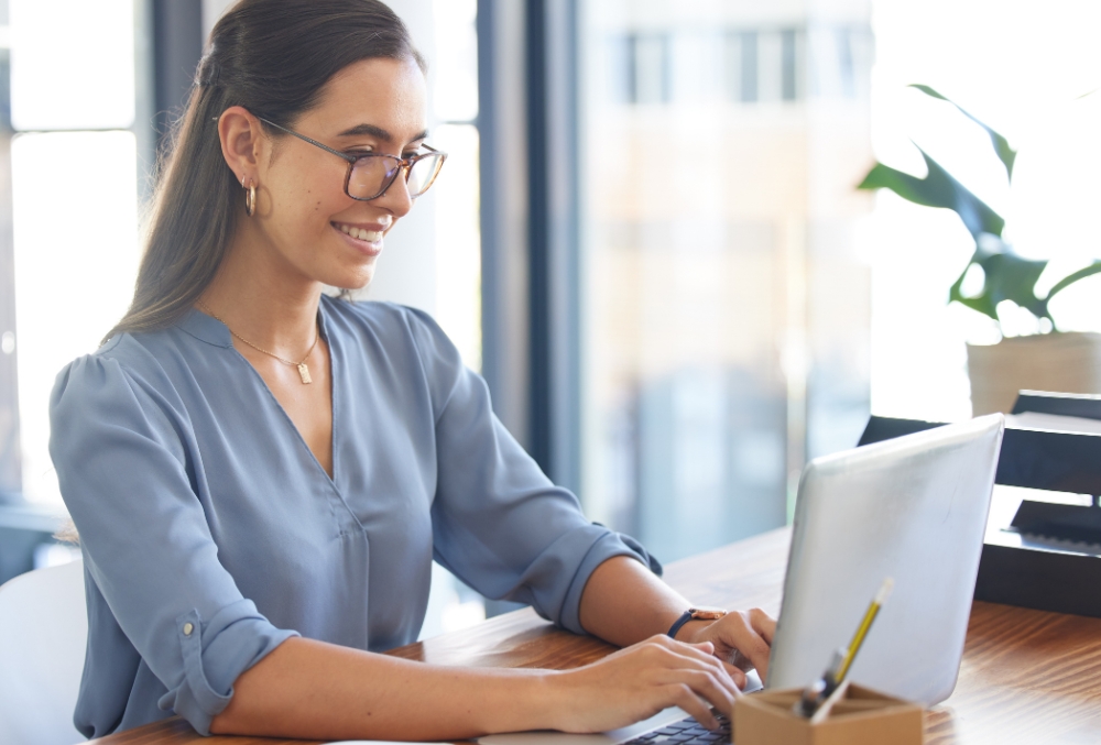 women in front of the laptop